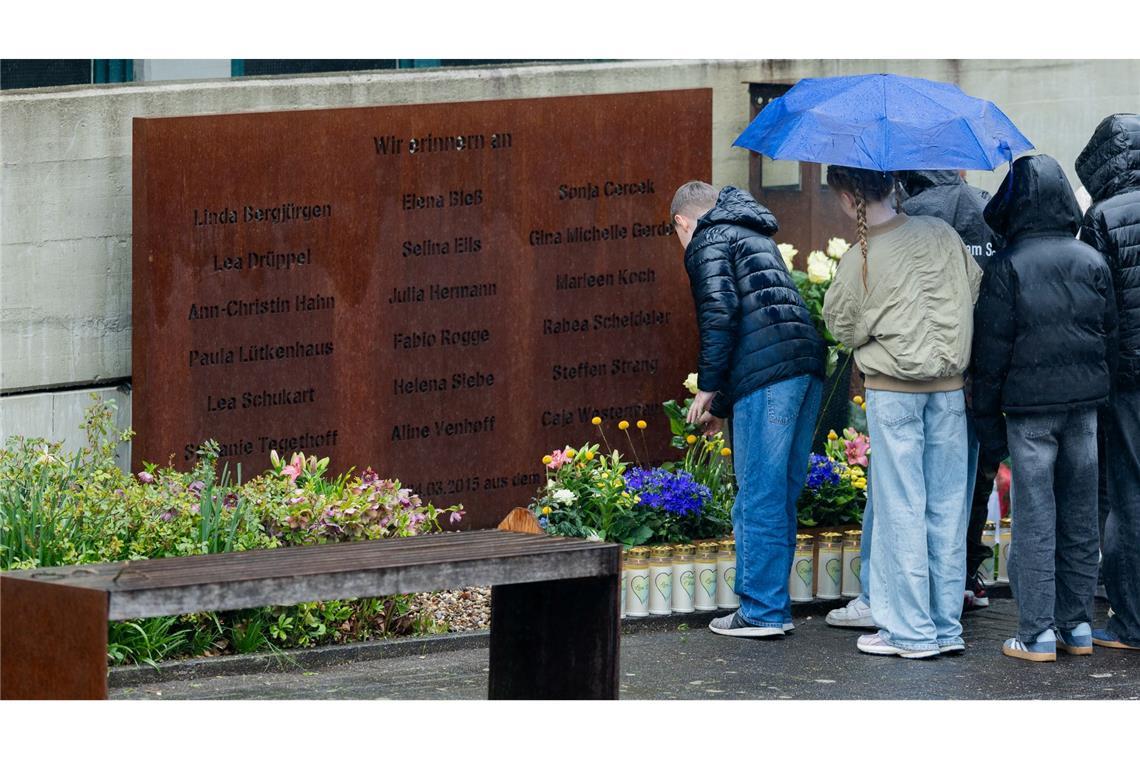 "Liebe siegt über den Tod" - Gedenken an Germanwings-Absturz Cremefarbene Rosen für die Verstorbenen: Schüler in Haltern erinnern an die Opfer des Germanwings-Absturzes vor zehn Jahren.