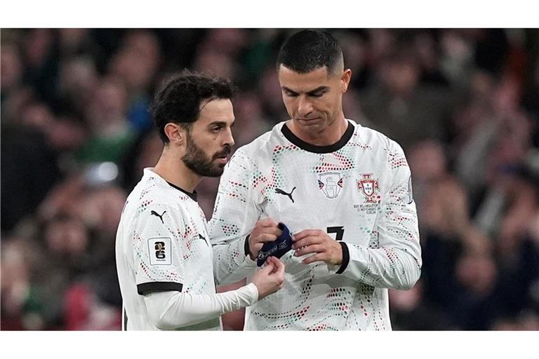 Cristiano Ronaldo (r) musste wegen seiner Roten Karte vom Platz - und die Kapitänsbinde abgeben.