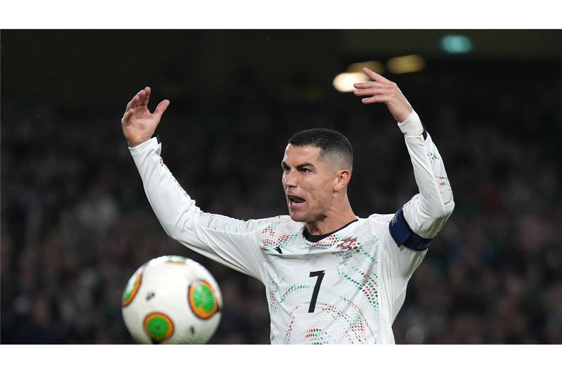 Cristiano Ronaldo reagiert impulsiv beim Spiel in Irland.