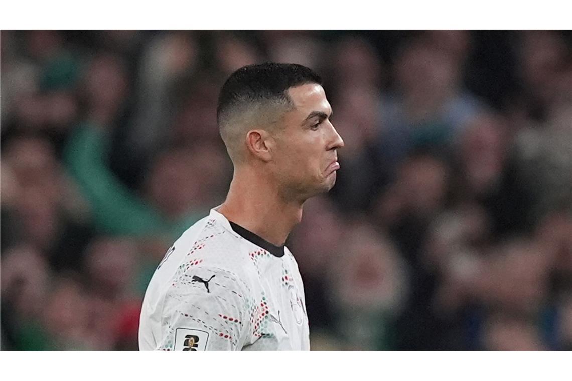 Cristiano Ronaldo verlässt den Platz nach seiner Roten Karte in Irland.