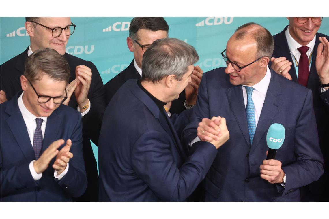 Vom Ampel-Aus bis zur Rücktrittswelle – Chronik des Wahlkampfs in Bildern CSU-Chef Markus Söder (links) und Kanzlerkandidat Friedrich Merz (CDU) beim Handschlag. Die Prognosen sahen die Union bei knapp 30 Prozent. Die einzige Unklarheit: Wird der Union ein Koalitionspartner reichen, oder muss sie einen zweiten dazuholen, um eine Regierungsmehrheit zu erreichen?