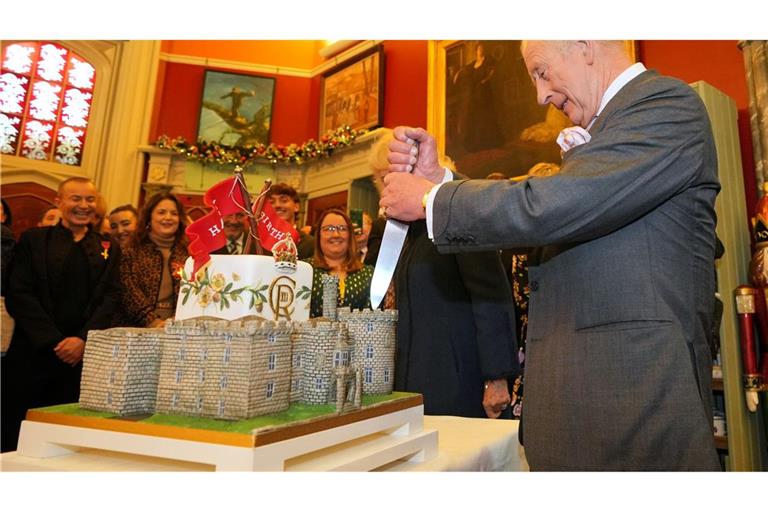 Cut the Castle: König Charles schneidet Schloss-Torte anlässlich des 200-jährigen Jubiläums von Schloss Cyfarthfa an