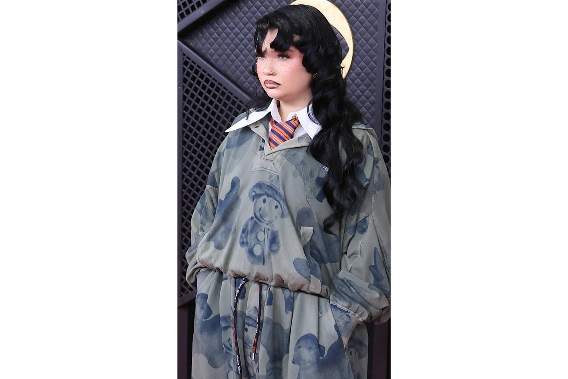 Cute statt glamourös: das Oversize-Outfit der Sängerin Lola Young.