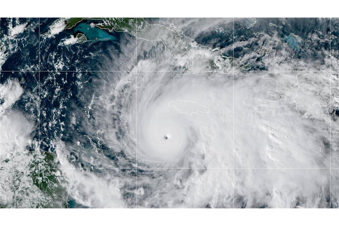 Da braut sich was zusammen: Hurrikan „Melissa“ nähert sich mit rasender Geschwindigkeit der Karibikl. In Jamaika fürchtet man schwere Verwüstungen.