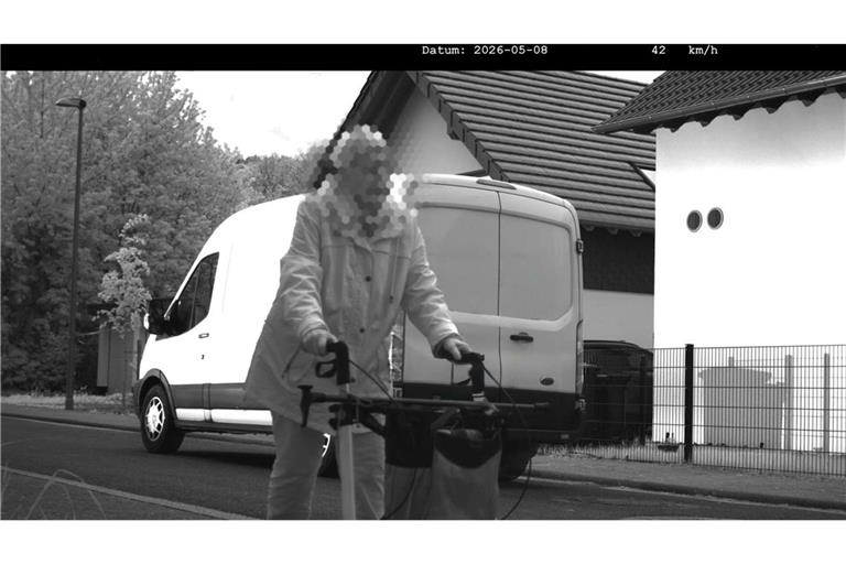 Da das Kennzeichen des Wagens verdeckt ist, kommt der Fahrer ungeschoren davon.