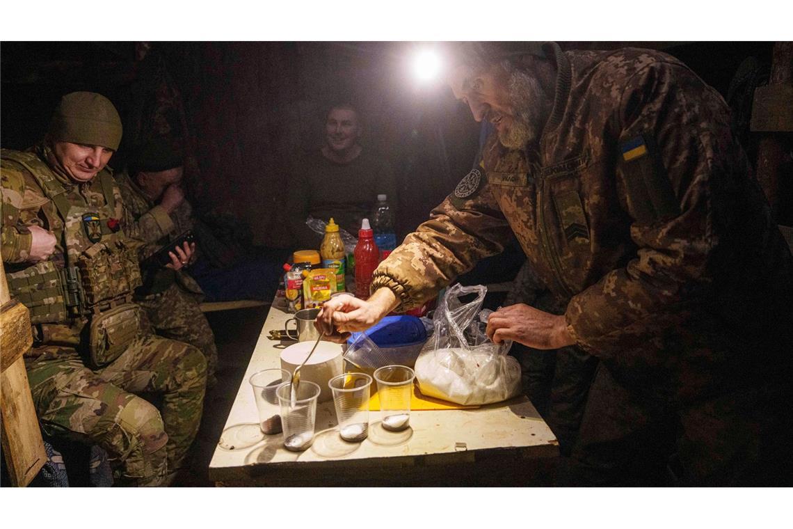 Kiew lockt junge Ukrainer mit Prämie zum Kriegsdienst Da der Ukraine Soldaten an der Front fehlen, sollen nun junge Männer mit Prämien angeworben werden. (Archivbild)