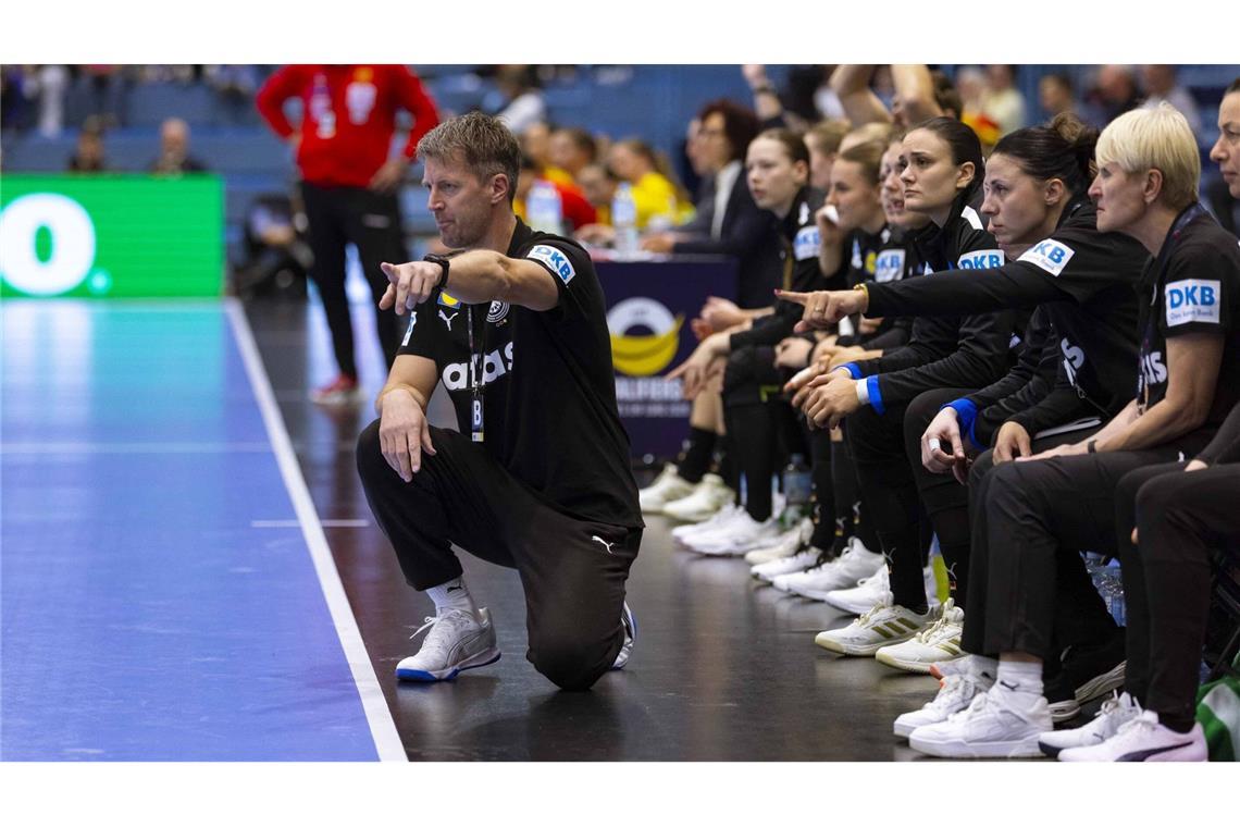 Da geht es Richtung Halbfinale – Bundestrainer Markus Gaugisch möchte mit der Frauenhandball-Nationalmannschaft um die Medaillen spielen.