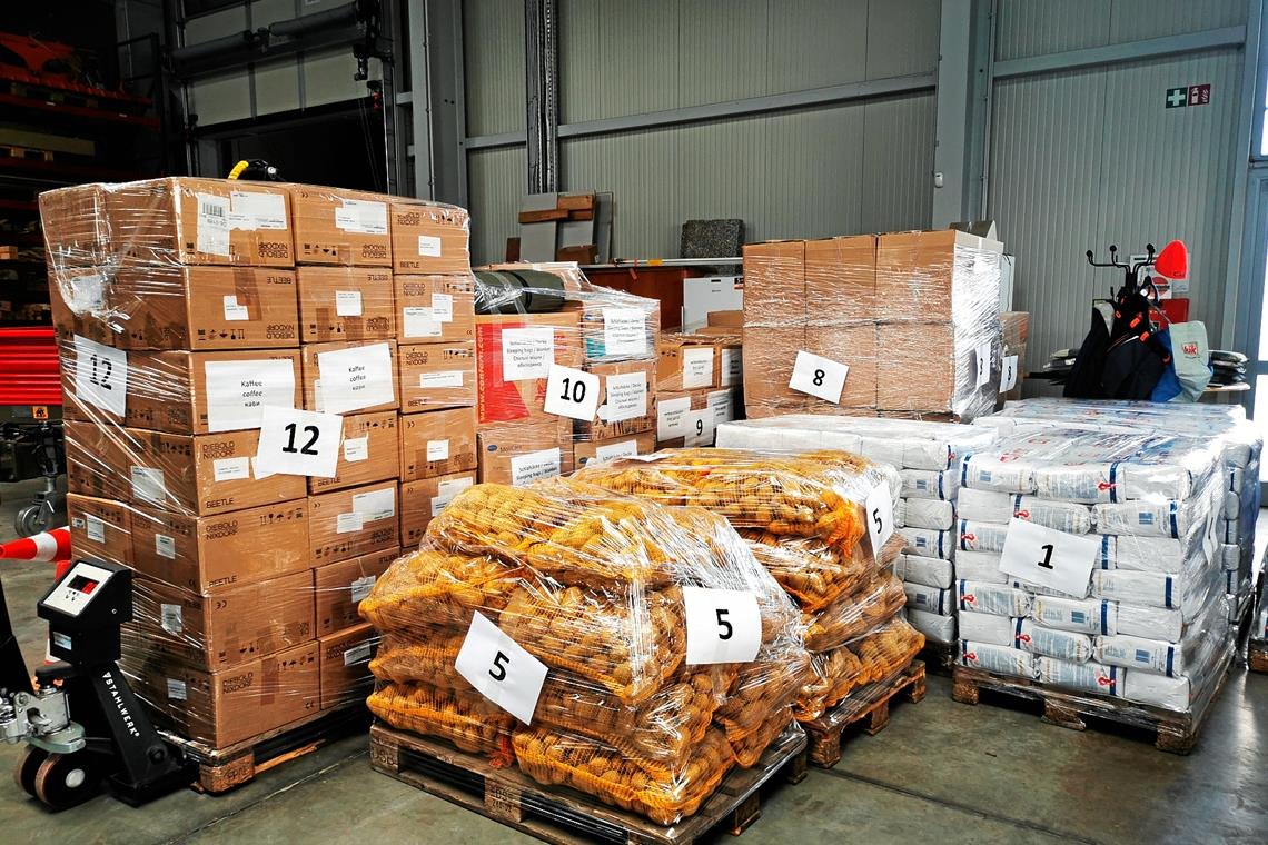 Mit einem 40-Tonner voller Hilfsgüter geht es heute los Da ist ganz schön was zusammengekommen. Die Vereinsmitglieder von Munero hatten beim Packen einiges zu tun. Foto: privat