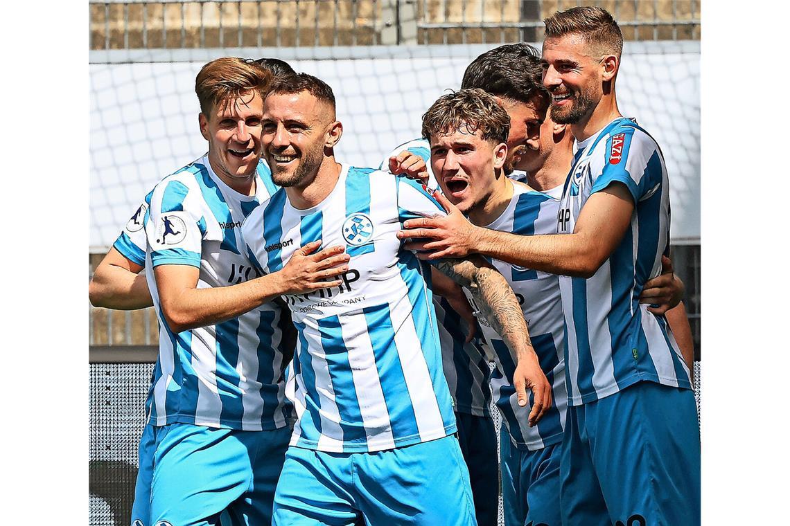 Der neue Spaß am Toreschießen Da kommt Freude auf: Lukas Kiefer (Mi.) bejubelt mit seinen Kickers-Kollegen sein Tor gegen Eintracht Trier.