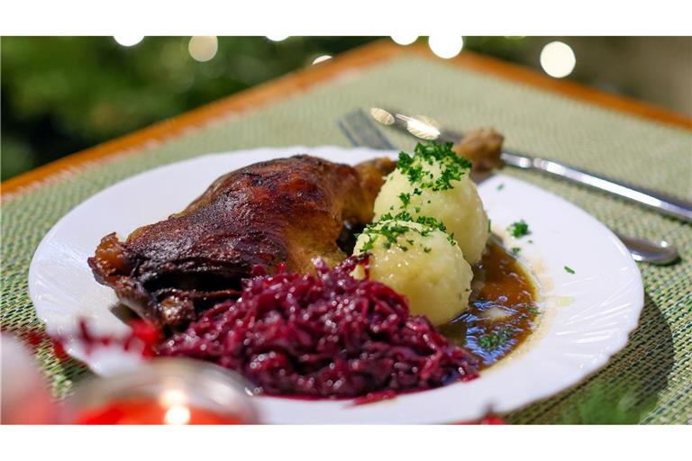 Da läuft einigen das Wasser im Mund zusammen, aber nicht allen: eine Portion knusprige Gänsekeule mit Rotkohl und Klößen. (Archivbild)