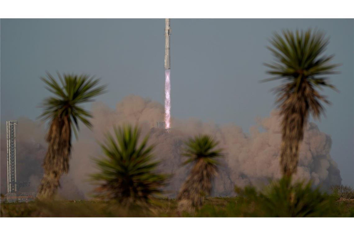 Rückschlag für Elon Musk: Trümmerregen bei Starship-Testflug Da sah noch alles gut aus: Das Starship hebt von Florida aus ab.