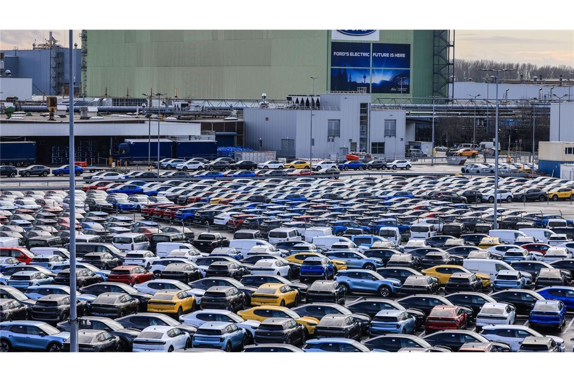 Ford möchte Teile seines Kölner Werks verkaufen Da stehen sie, die neuen Elektroautos von Ford. Doch die Nachfrage nach ihnen ist schwach.