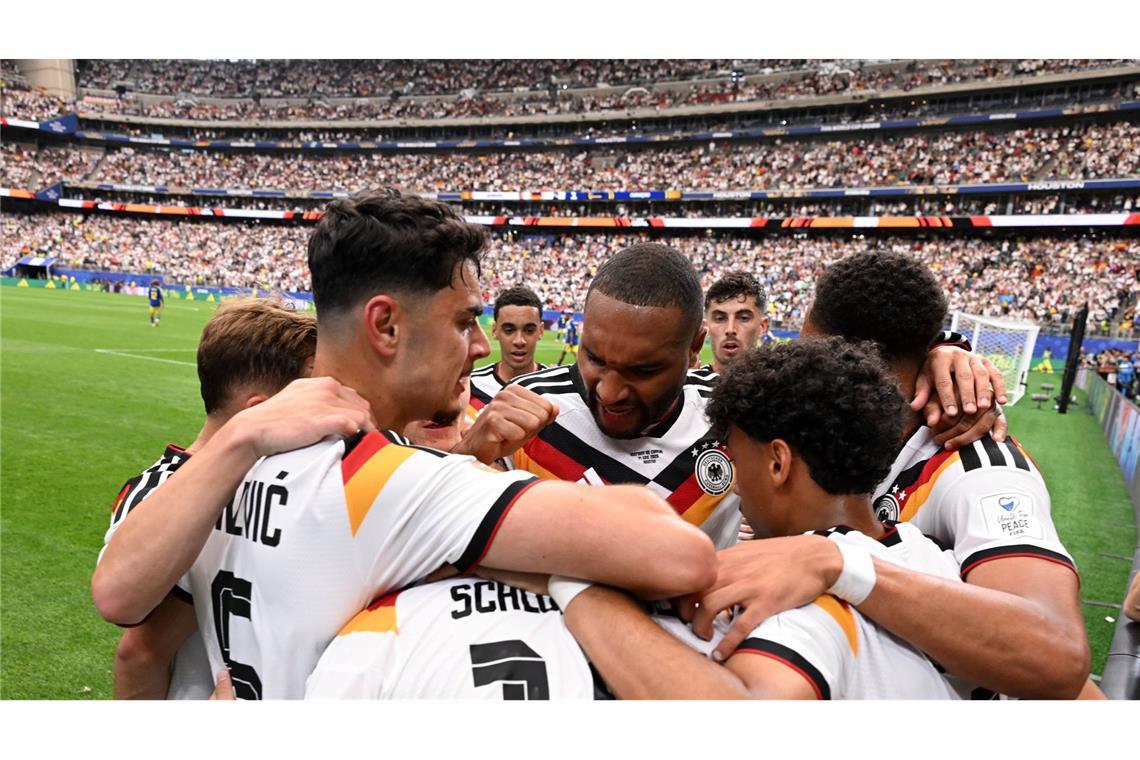Da wächst etwas zusammen: Die deutsche Jubeltraube nach dem zweiten Tor.