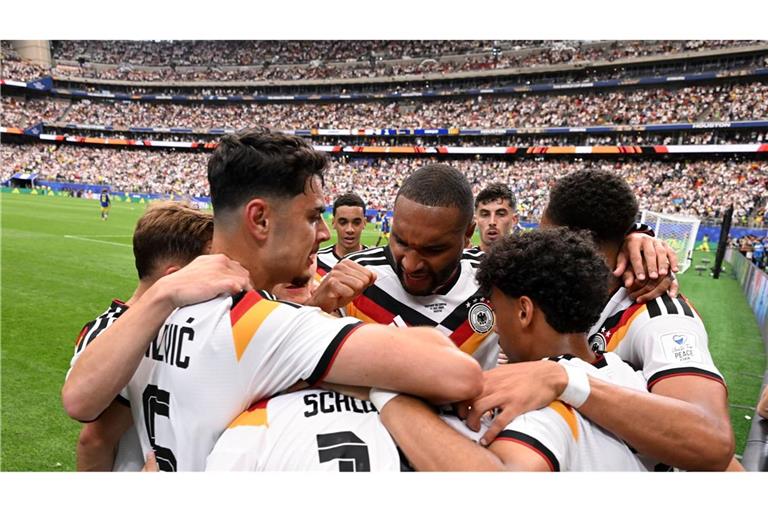 Da wächst etwas zusammen: Die deutsche Jubeltraube nach dem zweiten Tor.