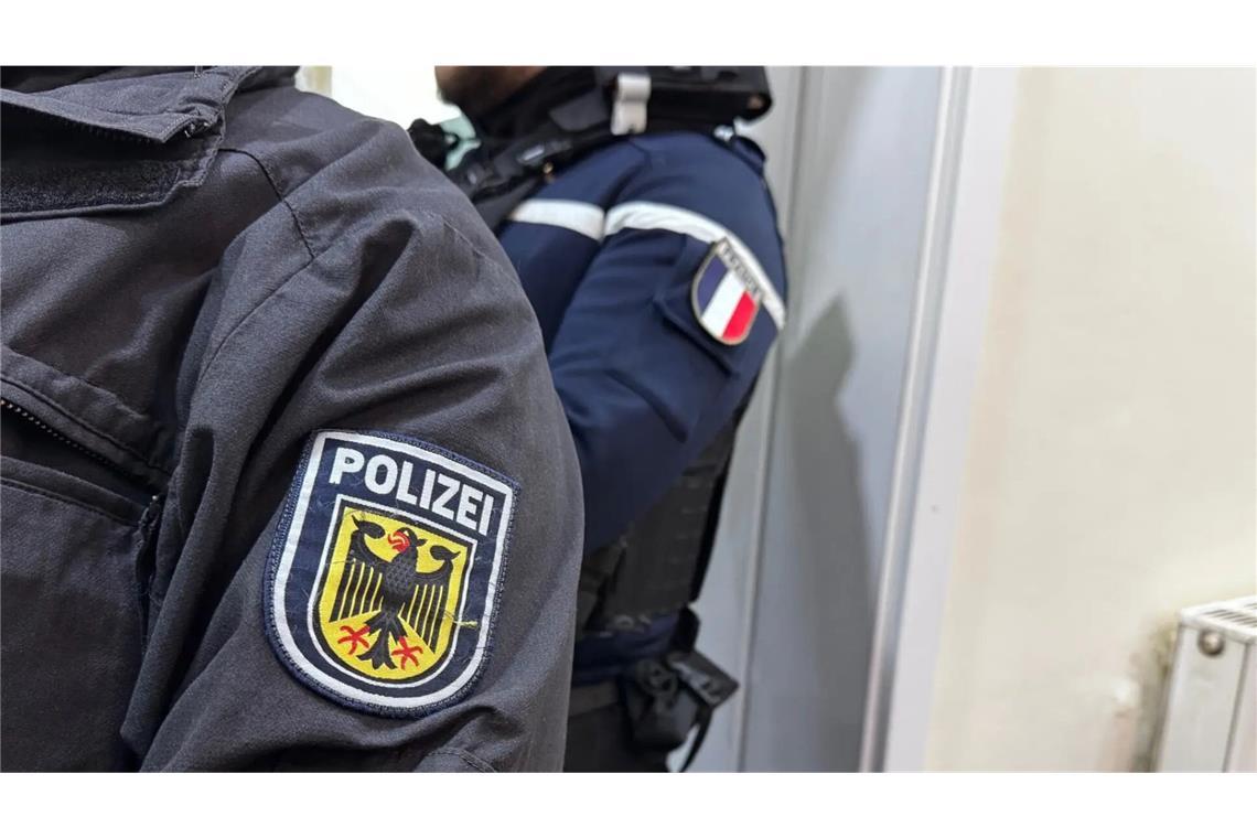 13 Festnahmen – Polizei gelingt Schlag gegen Schlauchboot-Mafia Dabei arbeiteten die deutsche und die französische Polizei zusammen.
