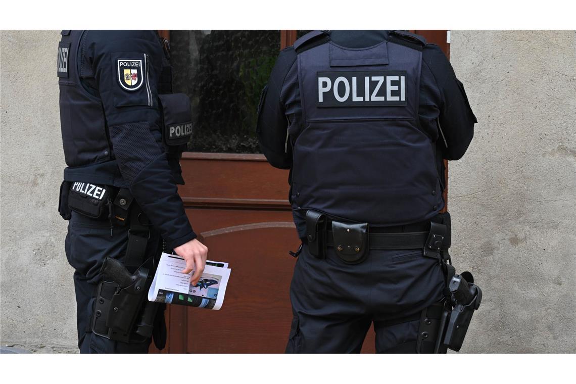 Dabei gehen Einsatzkräfte auch von Haustür zu Haustür.