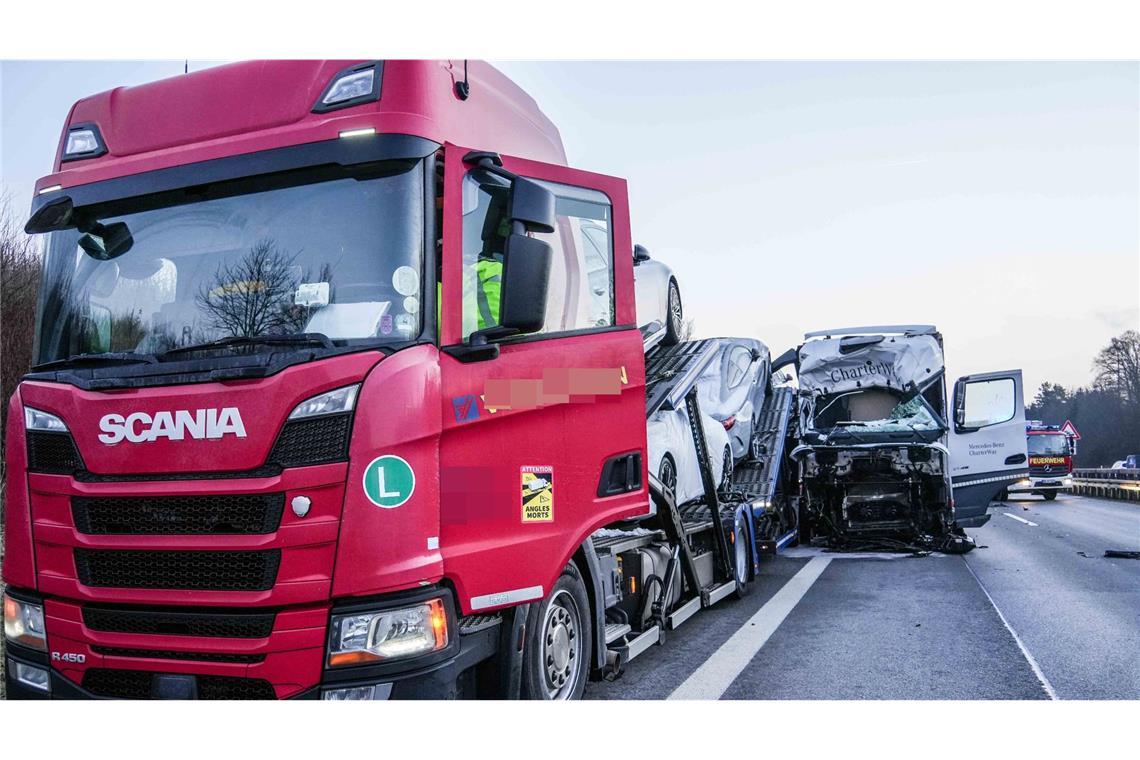 Autobahn mehrere Stunden lang gesperrt Dabei stieß er mit einem Sattelzug zusammen. Ein Lastwagenfahrer versuchte, diesem Unfall auszuweichen, und wechselte auf die linke Spur.