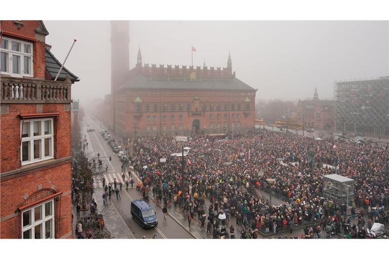 Dänemark, Kopenhagen: Tausende Menschen versammeln sich zu einer Pro-Grönland-Demonstration.