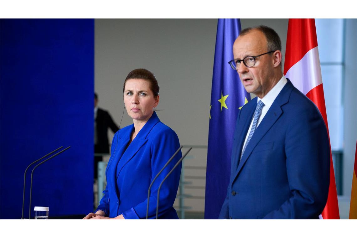 Dänemark hat EU-Ratsvorsitz übernommen Dänemarks Ministerpräsidentin Mette Frederiksen, hier jüngst nach einem Gespräch mit Kanzler Merz. (Archivbild)