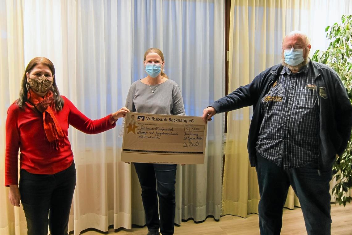 Dagmar Reuß (links) überbringt den Scheck. Jürgen Müller vom Vorstand (rechts) und die leitende Sozialpädagogin Kirsten Allgayer können sich über eine Spende von 1500 Euro freuen. Foto: privat