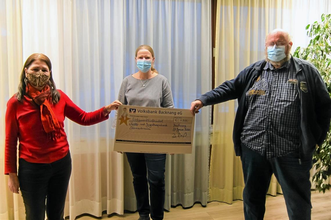 Unterstützung für die Hospizarbeit in Coronazeiten Dagmar Reuß (links) überbringt den Scheck. Jürgen Müller vom Vorstand (rechts) und die leitende Sozialpädagogin Kirsten Allgayer können sich über eine Spende von 1500 Euro freuen. Foto: privat
