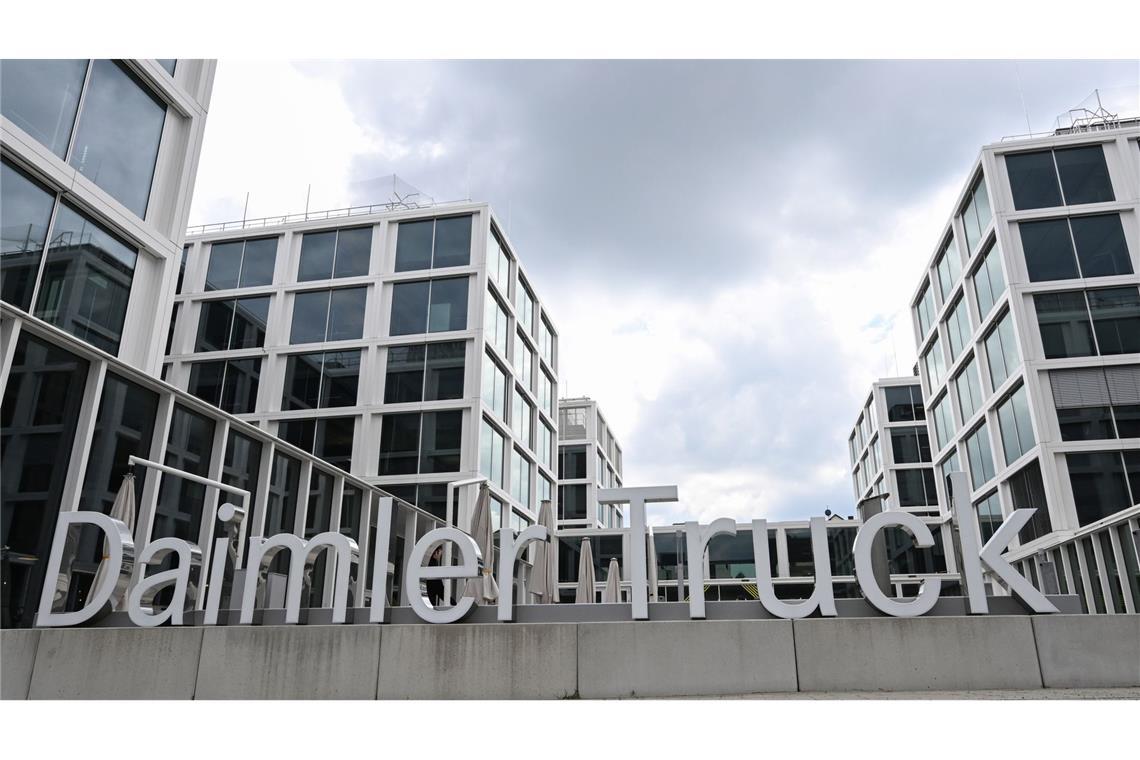 Finanzchefin kündigt unter anderem weitreichenden Stellenabbau an Daimler Truck hat ein Sparprogramm auf den Weg gebracht.