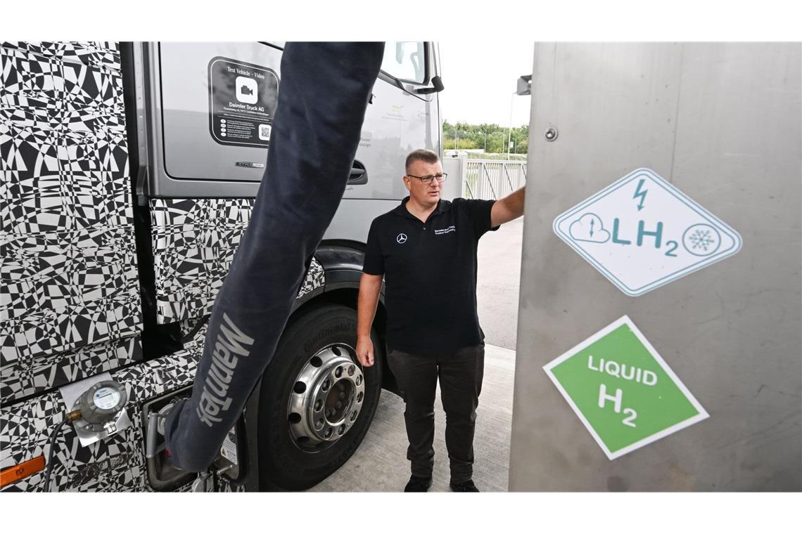 Daimler Truck verfolgt eine Doppelstrategie und setzt neben batterieelektrischen Lkw auch auf wasserstoffbetriebene Fahrzeuge. (Archivbild) 