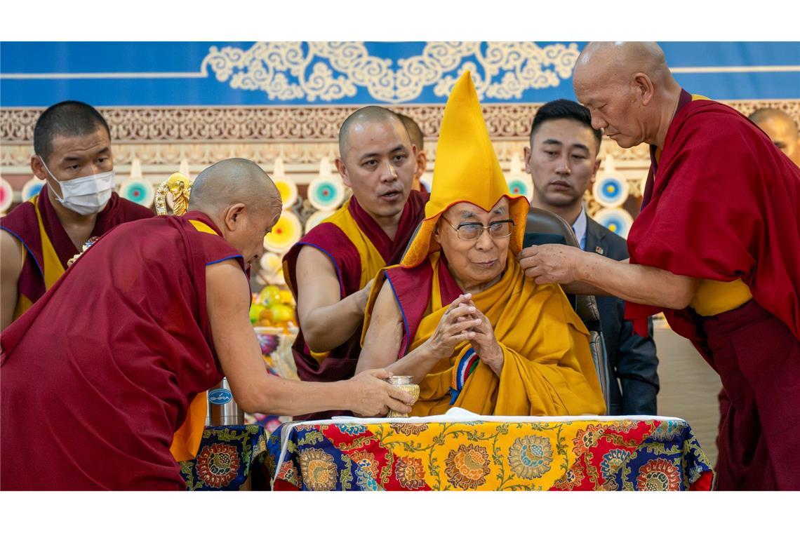 Bilder des Tages Dalai Lama erhält eine zeremonielle Kopfbedeckung bei einer Veranstaltung zu seinem 90. Geburtstag nach dem tibetischen Kalender.