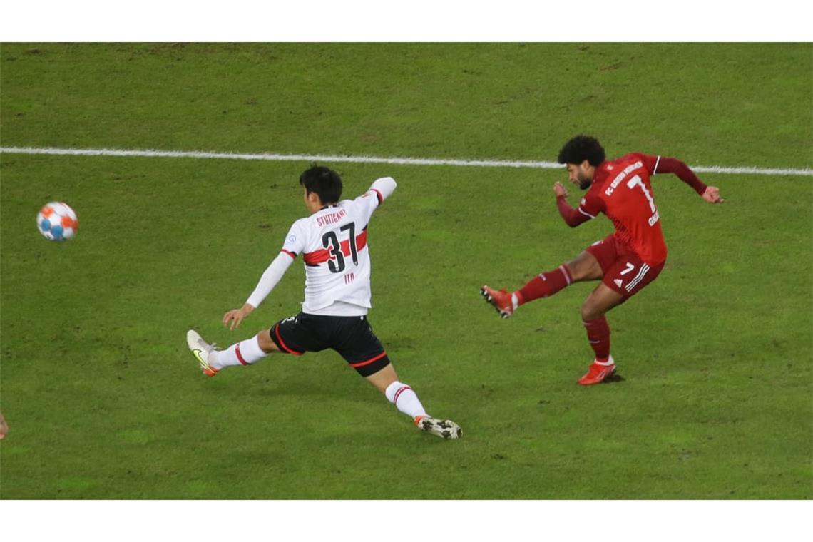 Damals waren sie noch Gegenspieler, mittlerweile spielen Hiroki Ito (links) und Serge Gnabry im selben Team.