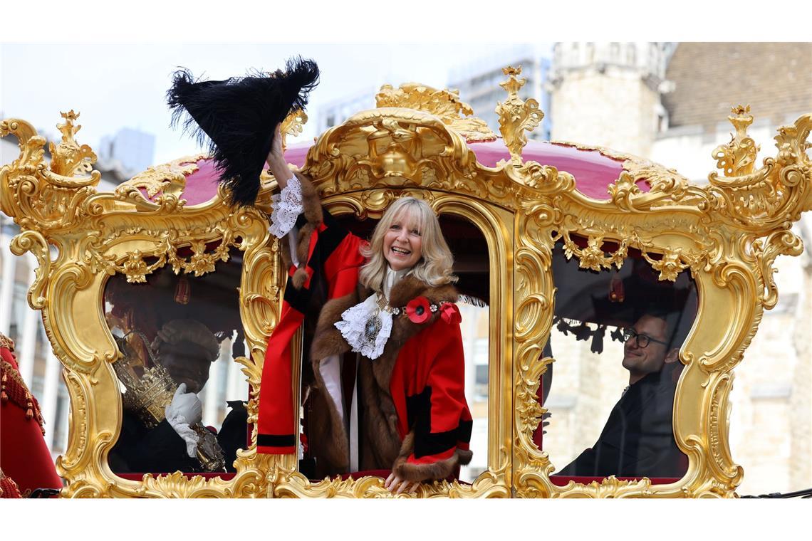Dame Susan Langley, die 697. Lord Mayor of the City of London und first Lady Mayor of the City of London, winkt aus der goldenen Staatskutsche während der Lord Mayor's Show.