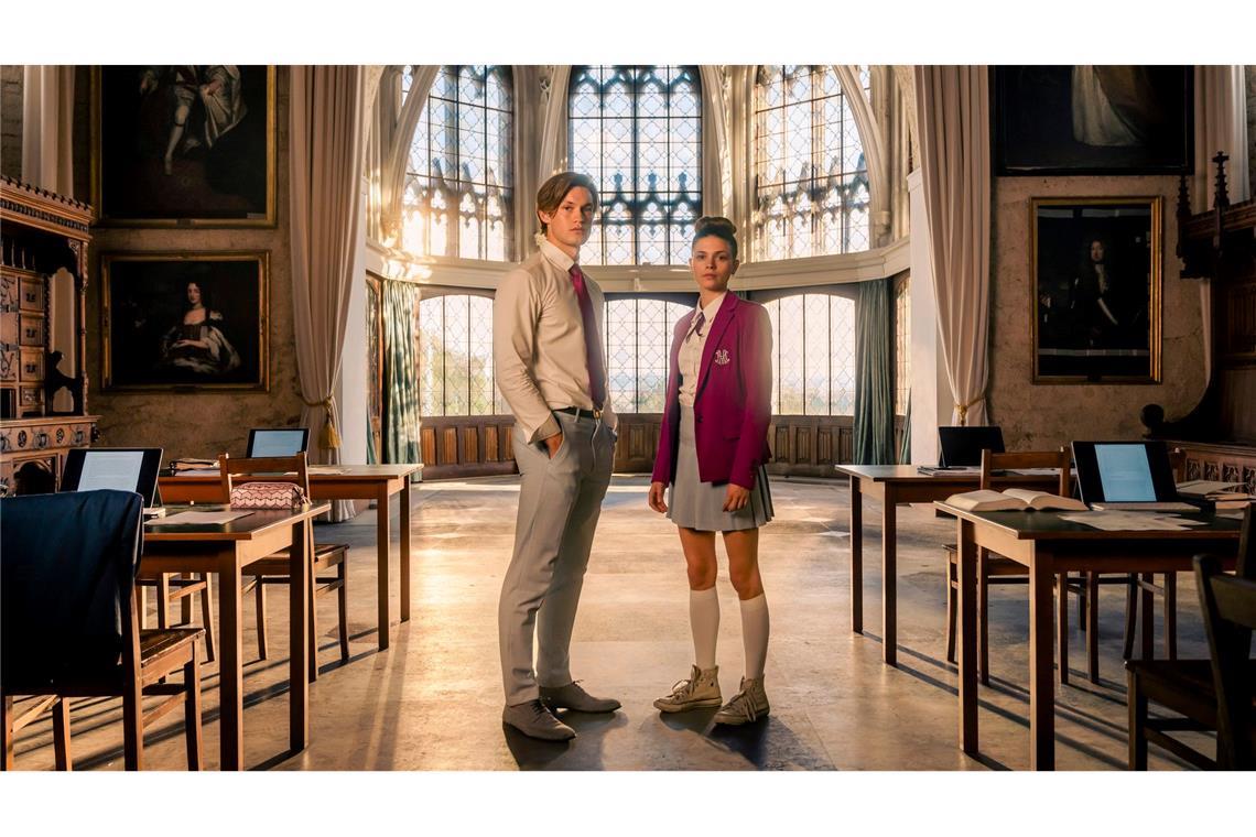 Damian Hardung als James und Harriet Herbig-Matten als Ruby im Rittersaal von Schloss Marienburg.