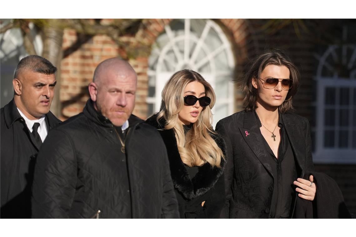 Liam Paynes Freundin: Arbeite daran, Tod zu akzeptieren Damian Hurley (r) und Kate Cassidy (2.v.r) kommen zur Trauerfeier von One Direction-Sänger Liam Payne in der St. Mary’s Church in Amersham, Buckinghamshire.
