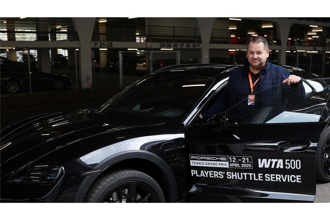 Ekaterina Alexandrowa – die Außenseiterin dreht auf Damit die Spielerinnen sich auf dem Court in Bewegung setzen können, muss Alexander Weller zuerst die Spielerinnen in Bewegung setzen. Der 53-Jährige ist Fahrer beim „Players Shuttle Service“. Seit 32 Jahren ist er zuständig für die Ein- und Ausquartierung der Spielerinnen während der Turniertage. Weller erfreut sich sehr an seiner Tätigkeit. „Ich nehme mir immer Urlaub hierfür, das ist für mich das Highlight des Jahres.“ Sein persönliches Karriere-Highlight war die Fahrt mit der Argentinierin Gabriela Sabatini. „Ich war damals unsterblich verliebt in sie – und wusste überhaupt nicht, was ich sagen soll. Also habe ich einfach vor mich hingeredet. Danach habe ich mich gefragt, was ich da gerade eigentlich gemacht habe.“ Mit seinen vielen Geschichten verschiedener Stars könnte der 53-Jährige wahrscheinlich ein ganzes Buch füllen. Und er hat noch nicht vor, aufzuhören.