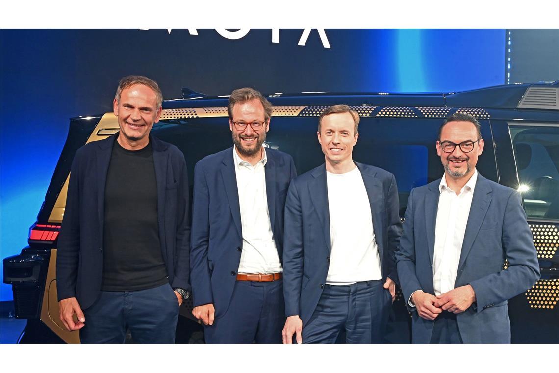 VW zeigt fahrerlosen E-Bulli - Zulassung ab 2027 angestrebt "Damit positioniert sich der Volkswagen-Konzern in der Spitzengruppe eines milliardenschweren globalen Wachstumsmarkts", sagt Konzernchef Oliver Blume.