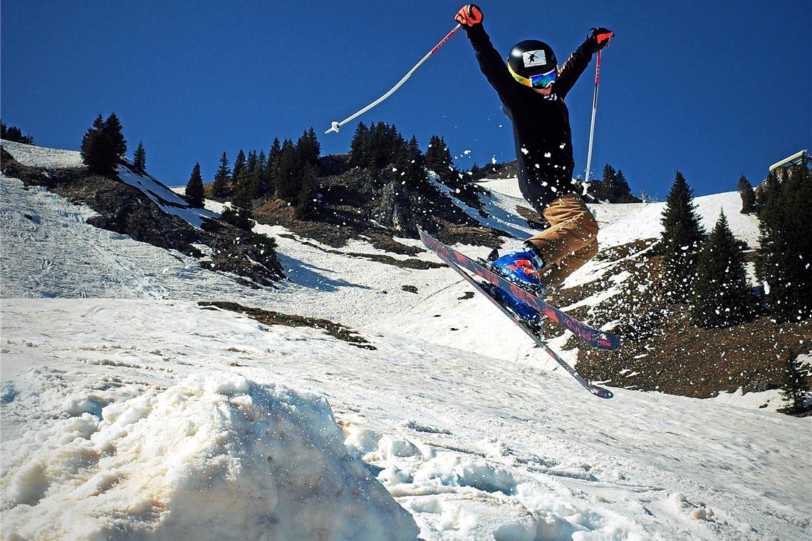 Viel Aufwand für den Spaß im Schnee Damit Therese (oben) und Xaver (unten) an den Wochenenden über Schanzen hüpfen und Buckelpisten durchdüsen können, heißt es für Vater Frieder und Mutter Sandra in der kalten Jahreszeit, Wochenende für Wochenende die Sportgeräte und die Taschen mit Kleidung zusammenzupacken. Mit vollem Auto geht es dann gemeinsam ins Allgäu.
