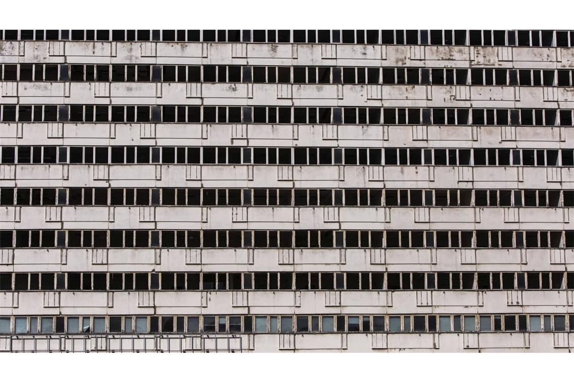 Damit Wohnungen in staatlichem Besitz irgendwann nicht so aussehen wie einst der ehemalige DDR-Vorzeigebau auf der Karl-Marx-Allee unweit des Alexanderplatzes, müsste das Land Berlin sehr viel Geld in die Hand nehmen. Geld, das es nicht hat - außer der Bund - und damit der gesamtdeutsche Steuerzahler - zahlt für die Verwirklichung linker Träumereien.