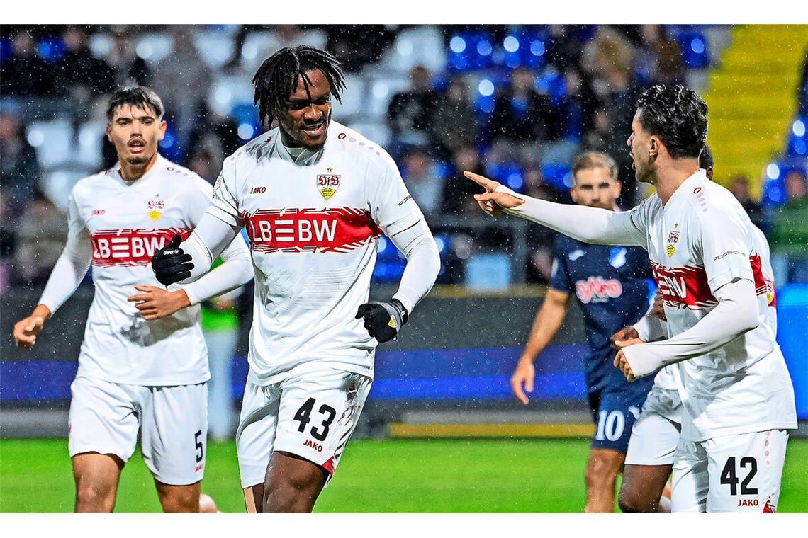 Dan-Axel Zagadou (Mitte) trifft in der 3. Liga für den VfB Stuttgart II: Mirza Catovic (links) und Leonidas Stergiou feiern den Rekonvaleszenten