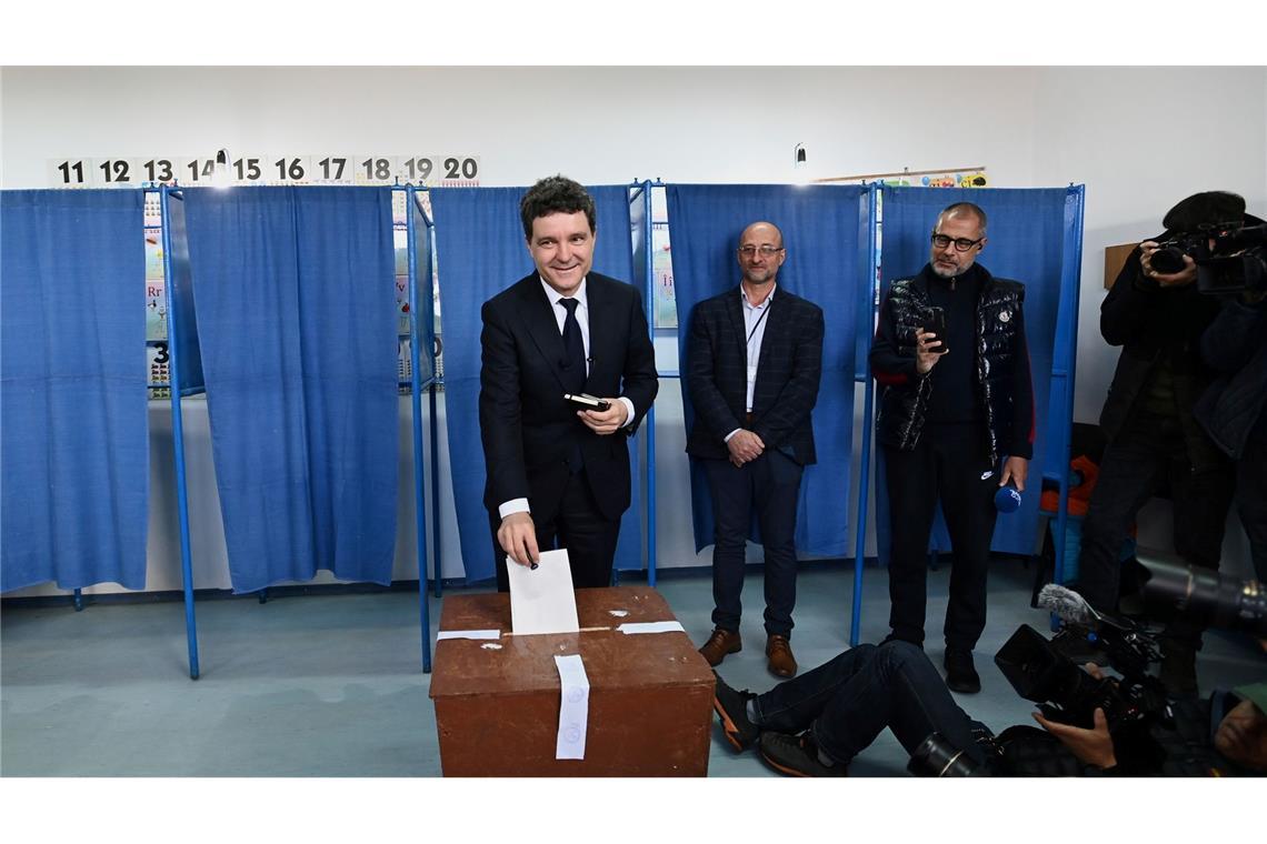 Kopf-an-Kopf-Rennen bei Richtungswahl in Rumänien Dan im Wahllokal.