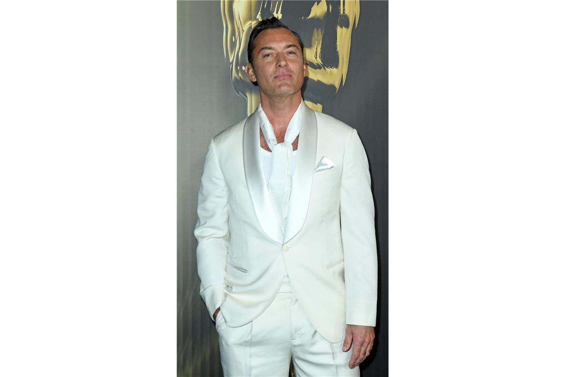 Angelina Jolie hat ihren Sohn dabei – und er sieht aus wie Brad Pitt Dandy-Look in schneeweiß: Jude Law in einem besonders schicken Smoking-Exemplar.