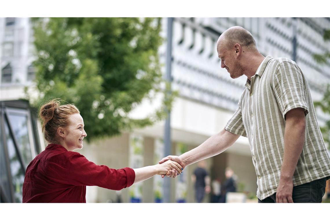 Dania (Nicola Magdalena Lüders) trifft in der Magdeburger Innenstadt Maik Gerboth...