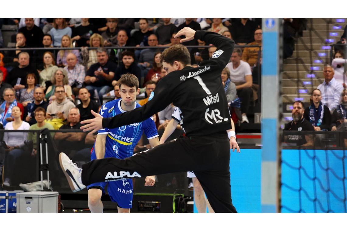 Zu schwach im Angriff – TVB bleibt 2025 weiter punktlos Daniel Fernandez scheitert an Lemgos Keeper Constantin Möstl.