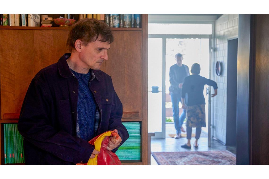„Schweigen“: Der nette Pfarrer mochte kleine Jungen Daniel (Florian Lukas) versteckt sich bei seiner Mutter. Falke will ihm helfen.