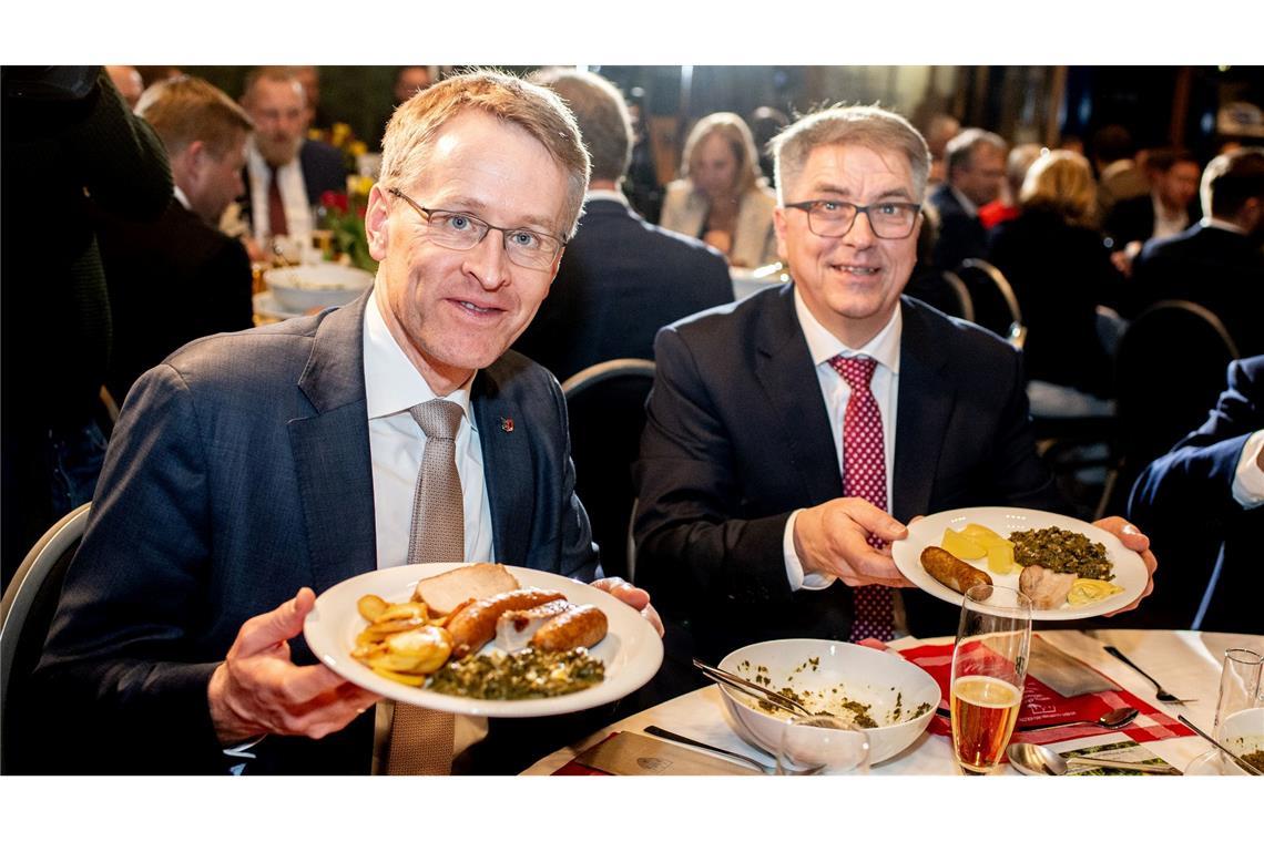 Bilder des Tages Daniel Günther (l), der Ministerpräsident von Schleswig-Holstein, ist der neue Oldenburger Grünkohlkönig. Hier beim Essen mit dem Oldenburger Oberbürgermeister Jürgen Krogmann (SPD). Auf den Tellern haben sie eine Portion Grünkohl und den klassischen Beilagen Kartoffeln, Pinkel, Kochwurst und Kassler.