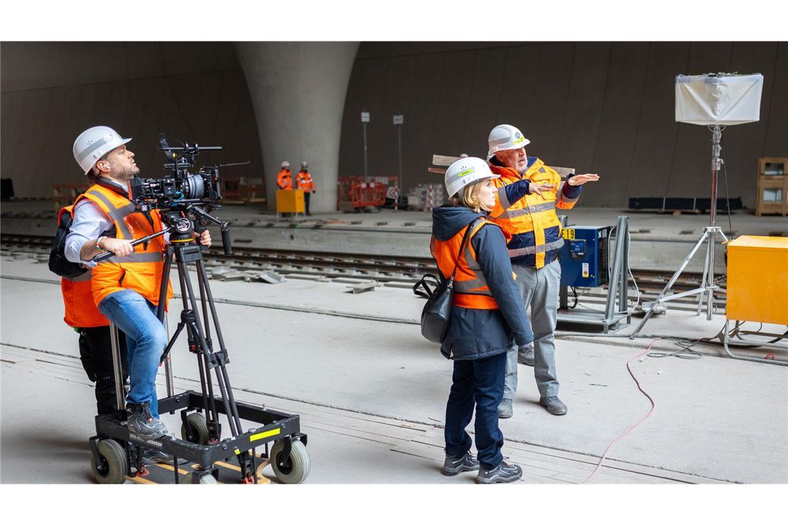 Axel Milberg als Ingenieur auf der S-21-Baustelle Daniel Harrich an der Kamera, setzt Elisa Schlott und Axel Milberg in Szene.