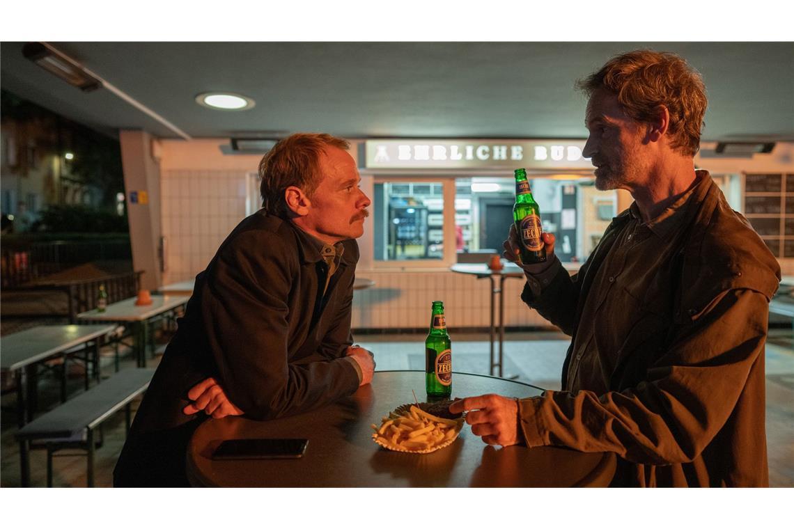 Daniel Kossik (Stefan Konarske, l) und Peter Faber (Jörg Hartmann, r), unterhalten sich bei einer Currywurst über die Ermittlungen zum Mord an Haller in gewohnt feindseliger Manier.