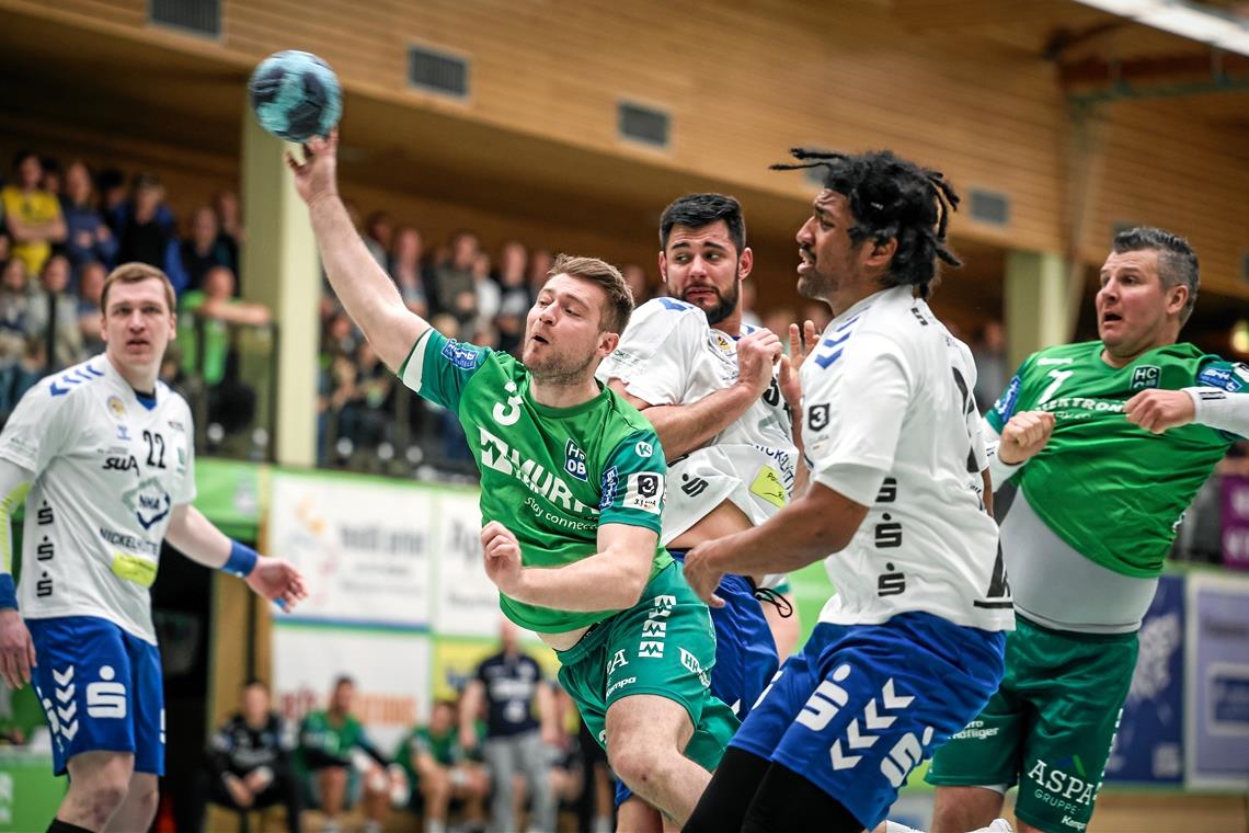 Der EHV Aue zeigt dem HC Oppenweiler/Backnang die Grenzen auf Daniel Schliedermann (beim Wurf) kassiert mit dem HCOB eine deutliche Heimniederlage. Foto: Alexander Becher