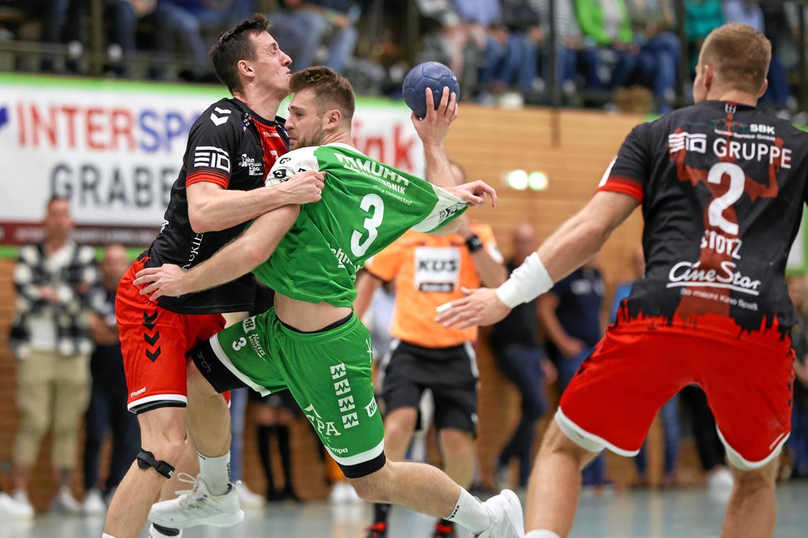 Remis im Spitzenspiel zwischen dem HC Oppenweiler/Backnang und der HSG Konstanz Daniel Schliedermann erzielt trotz zupackender Gegenspieler sieben Tore für den HCOB. Zum Sieg reichen sie aber nicht. Foto: Alexander Becher