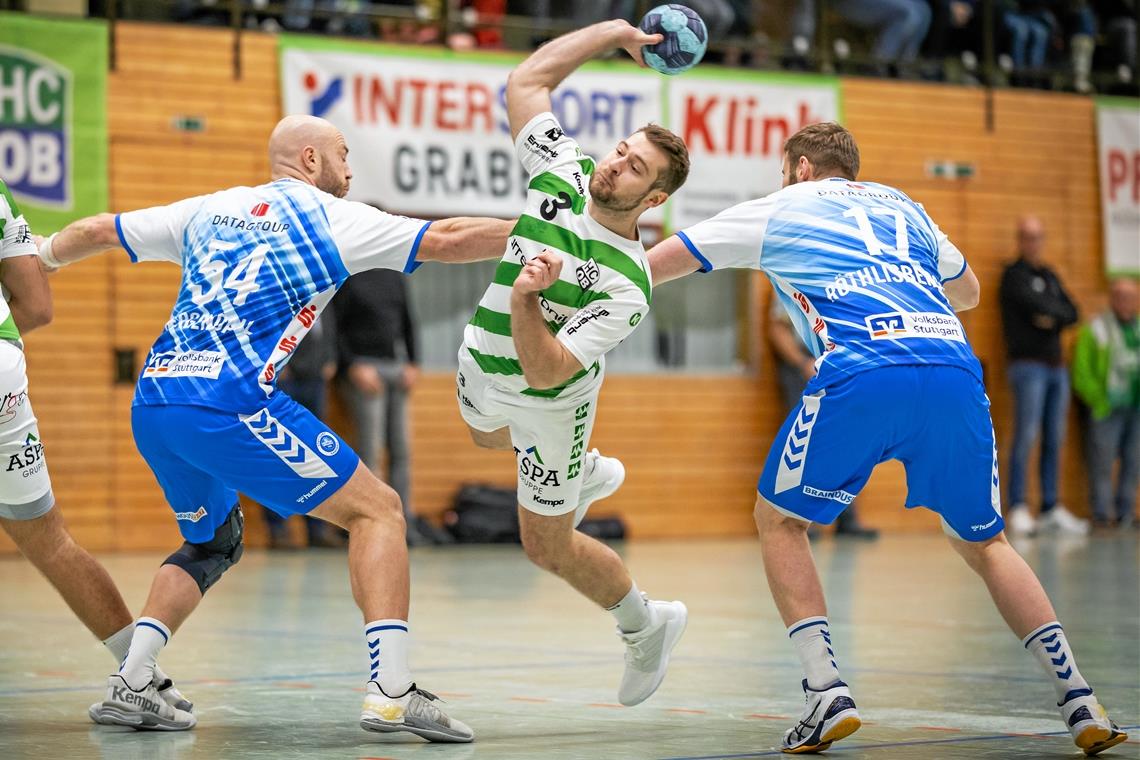 HCOB gegen TVB Stuttgart: Handballduell sorgt für beste Unterhaltung Daniel Schliedermann und der HCOB setzten sich immer wieder gut durch. Die Bundesliga-Handballer des TVB Stuttgart um Oscar Bergendahl (links) und Samuel Röthlisberger hatten jedenfalls alle Hände voll zu tun, um im Endspurt zu einem 31:27 zu kommen. Foto: Alexander Becher