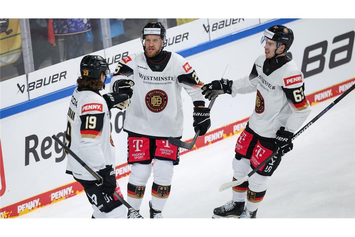 DEB-Auswahl verliert Auftakt-Krimi beim Deutschland Cup Daniel Schmölz vom ERC Ingolstadt traf für die DEB-Auswahl doppelt.