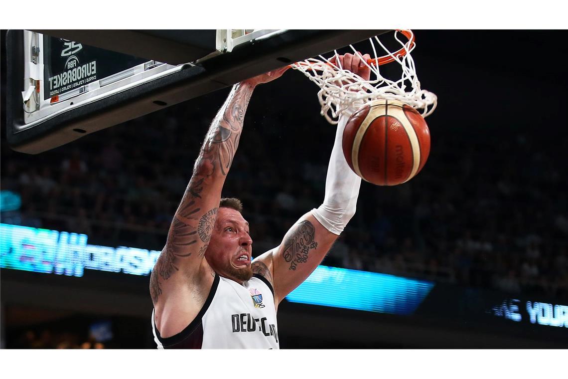 "Müssen besser sein" - Olympia als Warnung für Basketballer Daniel Theis und den deutschen Basketballern fehlen noch zwei Siege zum EM-Titel.